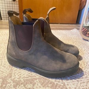 585 Blundstone
WOMEN'S CLASSICS
CHELSEA BOOTS - RUSTIC BROWN